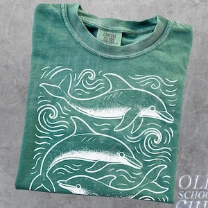 Camiseta Dolphins Comfort Colors® estilo océano de los 90, retro con animales marinos, playera surfera de verano, regalo para amantes del océano, unisex.
