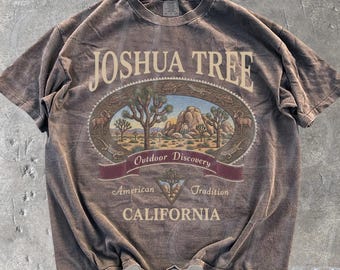 ヴィンテージ ジョシュアツリー国立公園 グラフィックTシャツ、レトロ コンフォートカラーズ® カリフォルニア砂漠風景 90年代ノスタルジア ユニセックスシャツ