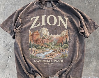 Camiseta vintage com estampa do Parque Nacional de Zion dos anos 90, modelo retrô Comfort Colors® com paisagem de cânion e vida selvagem de Utah, EUA.