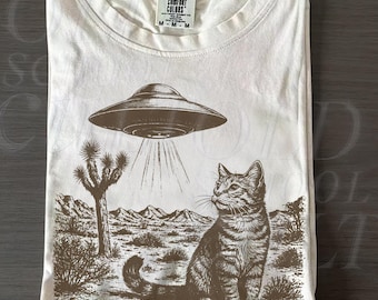 Camiseta vintage estilo faroeste anos 90 com estampa de gato OVNI, da Comfort Colors®, cor marfim, camiseta vintage com estampa de alienígena, camiseta divertida com gato espacial, presente retrô de ficção científica.