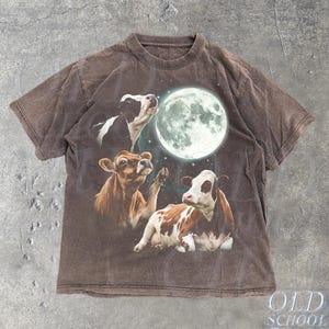 Maglietta grafica vintage anni '90 con mucca che ulula alla luna, regalo country western con animali da fattoria retrò