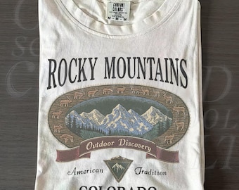 Vintage Rocky Mountains Colorado T-shirt, outdoor Discovery Graphic T-shirt, jaren 90 bergwandelshirt, Comfort Colors® Ivory Nature-top