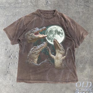 Op de afbeelding: Espresso-kleurig t-shirt met een afbeelding van drie alligators en een volle maan. De alligators staan in verschillende poses, waarvan één met de mond open. Het shirt heeft de tekst "OLD SCHOOL CULT" en "Espresso".