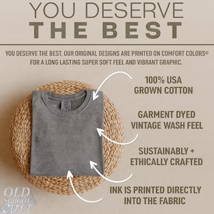 Pu&ograve; includere: Una maglietta grigia piegata con la scritta "YOU DESERVE THE BEST" e testo aggiuntivo che descrive le caratteristiche della maglietta: 100% cotone coltivato negli Stati Uniti, tinto in capo, effetto vintage, realizzato in modo sostenibile ed etico e inchiostro stampato direttamente sul tessuto.