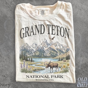 Grand Teton National Park Vintage jaren 90 grafisch T-shirt, retro Comfort Colors® Wyoming Mountain Lake USA nostalgia Moose uniseks T-shirt Ivory