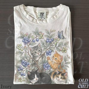 Vintage Kittens Blueberry jaren 90 graphic tshirt, retro Comfort Colors® Cottagecore Butterfly uniseks shirt