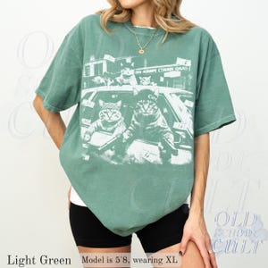 Camiseta com estampa de gatos gangsters, camiseta vintage com gato preto, camiseta retrô streetwear, camiseta divertida com estampa de gato, camiseta unissex oversized e estilosa, presente para amantes de gatos Light Green