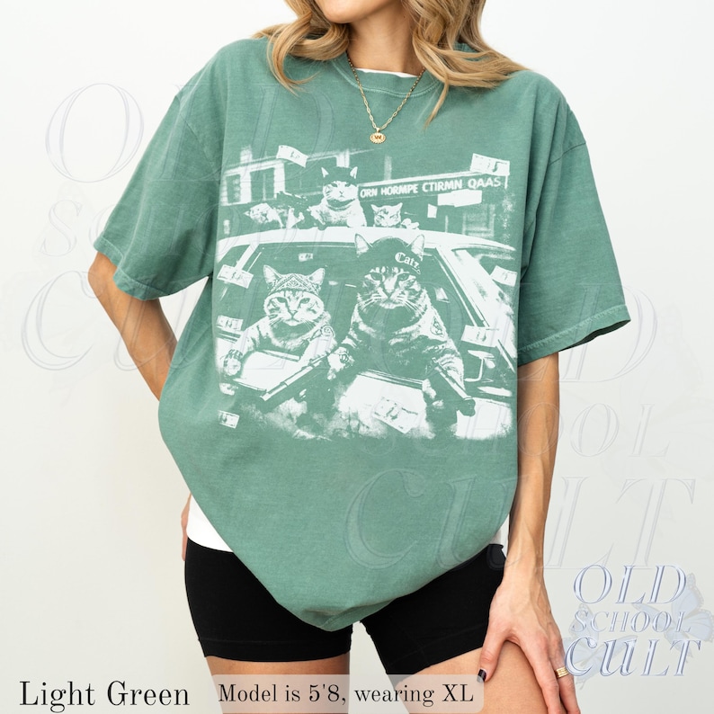 Camiseta com estampa de gatos gangsters, camiseta vintage com gato preto, camiseta retrô streetwear, camiseta divertida com estampa de gato, camiseta unissex oversized e estilosa, presente para amantes de gatos Light Green
