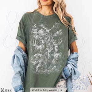 Koszulka z nadrukiem Wildlife Forest Animal, Koszulka z motywem wilka, jelenia, niedźwiedzia, Czarna koszulka Comfort Colors®, Bluzka myśliwska w stylu vintage, Rustykalny prezent na zewnątrz Moss