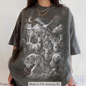 Koszulka z nadrukiem Wildlife Forest Animal, Koszulka z motywem wilka, jelenia, niedźwiedzia, Czarna koszulka Comfort Colors®, Bluzka myśliwska w stylu vintage, Rustykalny prezent na zewnątrz zdjęcie 2
