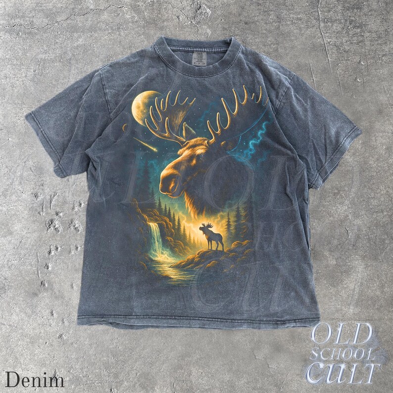 Maglietta grafica Moose Forest Wildlife, maglietta Moonlit Nature, maglietta Comfort Colors® Pepper, maglietta vintage rustica con alce, regalo per gli amanti delle baite all'aperto Denim