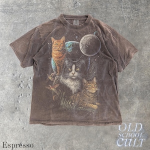 以下が含まれることがあります： エスプレッソ色のTシャツ。宇宙をテーマにした猫のデザイン。3匹の猫、惑星、星が描かれています。クルーネックと半袖。右下に「OLD SCHOOL CULT」の文字が見えます。