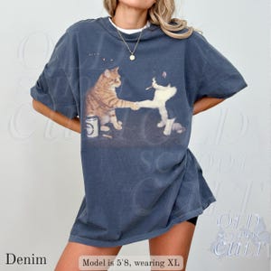 T-shirt graphique chats fumeurs, t-shirt chat vintage poing bosse, chemises Streetwear rétro, haut chaton drôle, t-shirt unisexe surdimensionné avec de la bière fraîche Denim