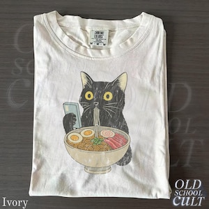 Camiseta unisex con diseño de gato comiendo ramen, divertida camiseta con estampado para amantes de los gatos, camiseta vintage de gatito, camiseta informal con estampado de gato.