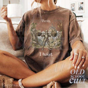 Verily I Hoist Mittelalter Vintage 90er Jahre Grafik-T-Shirt, Retro Comfort Colors® Lustiges Fitnessstudio Fantasy Unisex-Shirt Espresso