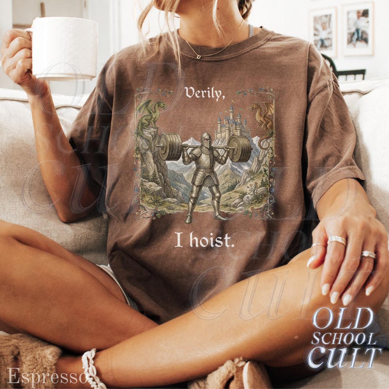 Verily I Hoist Mittelalter Vintage 90er Jahre Grafik-T-Shirt, Retro Comfort Colors® Lustiges Fitnessstudio Fantasy Unisex-Shirt Espresso