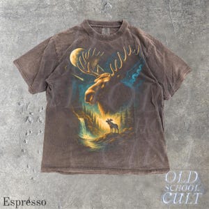 Maglietta grafica Moose Forest Wildlife, maglietta Moonlit Nature, maglietta Comfort Colors® Pepper, maglietta vintage rustica con alce, regalo per gli amanti delle baite all'aperto Espresso