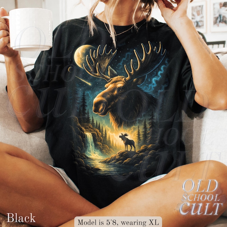 Maglietta grafica Moose Forest Wildlife, maglietta Moonlit Nature, maglietta Comfort Colors® Pepper, maglietta vintage rustica con alce, regalo per gli amanti delle baite all'aperto immagine 7