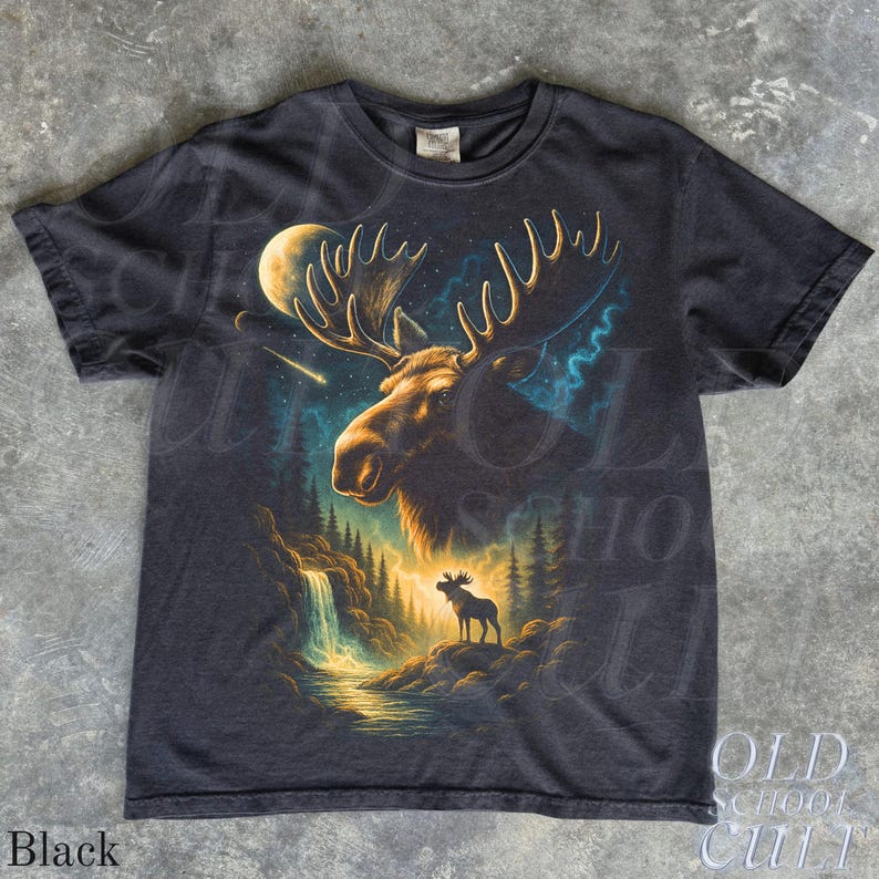 Maglietta grafica Moose Forest Wildlife, maglietta Moonlit Nature, maglietta Comfort Colors® Pepper, maglietta vintage rustica con alce, regalo per gli amanti delle baite all'aperto Black