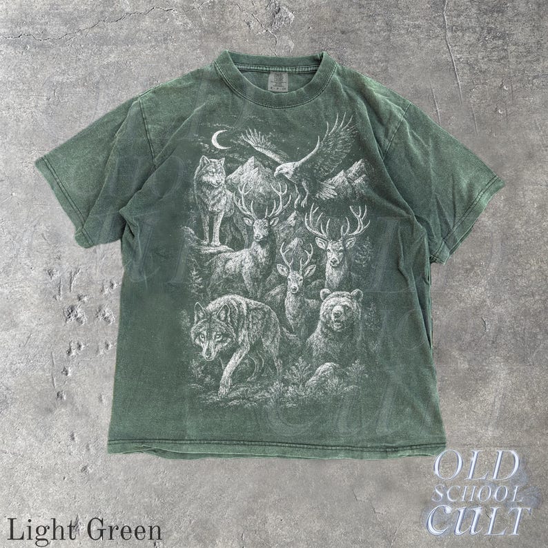 Koszulka z nadrukiem Wildlife Forest Animal, Koszulka z motywem wilka, jelenia, niedźwiedzia, Czarna koszulka Comfort Colors®, Bluzka myśliwska w stylu vintage, Rustykalny prezent na zewnątrz Light Green