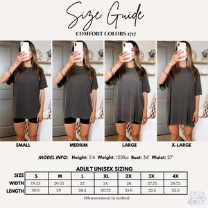 Pu&ograve; includere: Guida alle taglie per le t-shirt Comfort Colors 1717. L'immagine mostra una modella che indossa la t-shirt in quattro taglie: small, medium, large e x-large. La tabella delle taglie fornisce le misure in pollici per le taglie unisex adulto, inclusa larghezza e lunghezza.