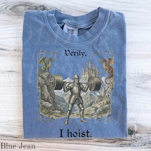 Verily I Hoist Mittelalter Vintage 90er Jahre Grafik-T-Shirt, Retro Comfort Colors® Lustiges Fitnessstudio Fantasy Unisex-Shirt Blue Jean