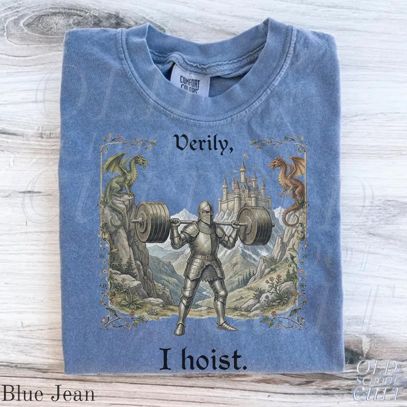 Verily I Hoist Mittelalter Vintage 90er Jahre Grafik-T-Shirt, Retro Comfort Colors® Lustiges Fitnessstudio Fantasy Unisex-Shirt Blue Jean
