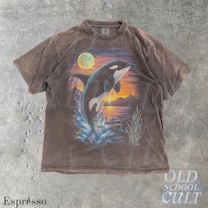 Puede incluir: Camiseta color espresso con un gr&aacute;fico de una orca saltando sobre un fondo de puesta de sol. El dise&ntilde;o incluye una luna llena, monta&ntilde;as y agua. La camiseta tiene un aspecto vintage y desgastado, con el texto "OLD SCHOOL CULT" en la esquina inferior derecha.