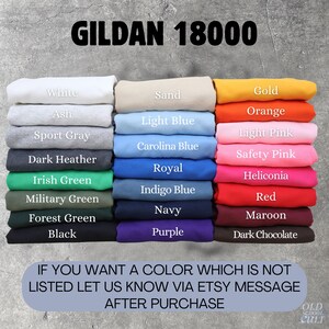 Pu&ograve; includere: Esposizione di felpe Gildan 18000 in vari colori, tra cui bianco, cenere, grigio sport, antracite, sabbia, azzurro, Carolina blue, oro, arancione, rosa chiaro, rosa sicurezza e altro. Il testo recita: "Se desideri un colore non elencato, faccelo sapere tramite messaggio Etsy dopo l'acquisto."