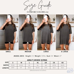 Pode incluir: Guia de tamanhos para camisetas Comfort Colors 1717. A imagem mostra uma modelo vestindo a camiseta em quatro tamanhos: pequeno, m&eacute;dio, grande e extra grande. A tabela de tamanhos fornece medidas em polegadas para tamanhos unissex adultos, incluindo largura e comprimento.