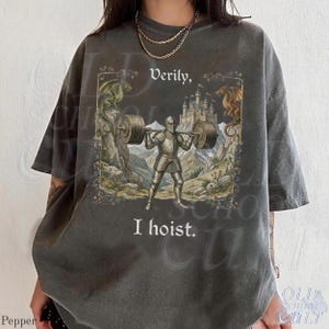 Verily I Hoist Mittelalter Vintage 90er Jahre Grafik-T-Shirt, Retro Comfort Colors® Lustiges Fitnessstudio Fantasy Unisex-Shirt Bild 5