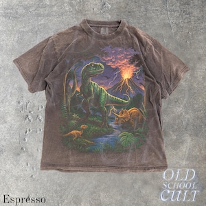 Op de afbeelding: Espresso-kleurig T-shirt met een prehistorische sc&egrave;ne met een groene Tyrannosaurus Rex, een Triceratops en een vulkaan die uitbarst onder een zonsonderganghemel. Het shirt heeft de tekst "OLD SCHOOL CULT" en "Espresso" erop gedrukt.