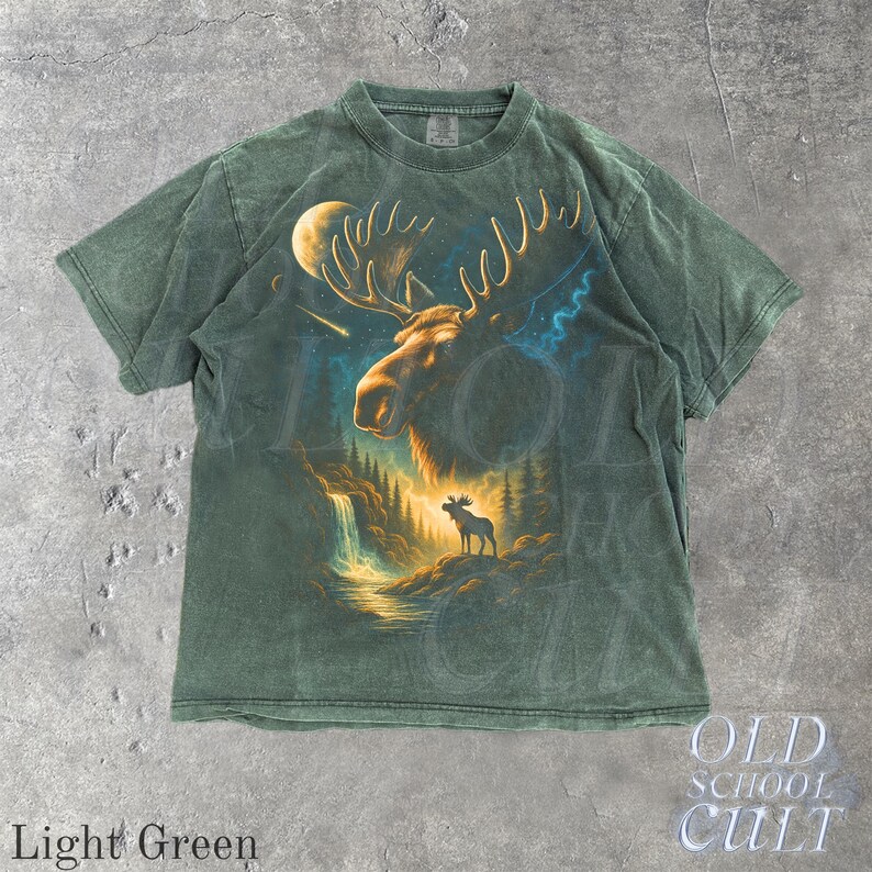 Maglietta grafica Moose Forest Wildlife, maglietta Moonlit Nature, maglietta Comfort Colors® Pepper, maglietta vintage rustica con alce, regalo per gli amanti delle baite all'aperto Light Green