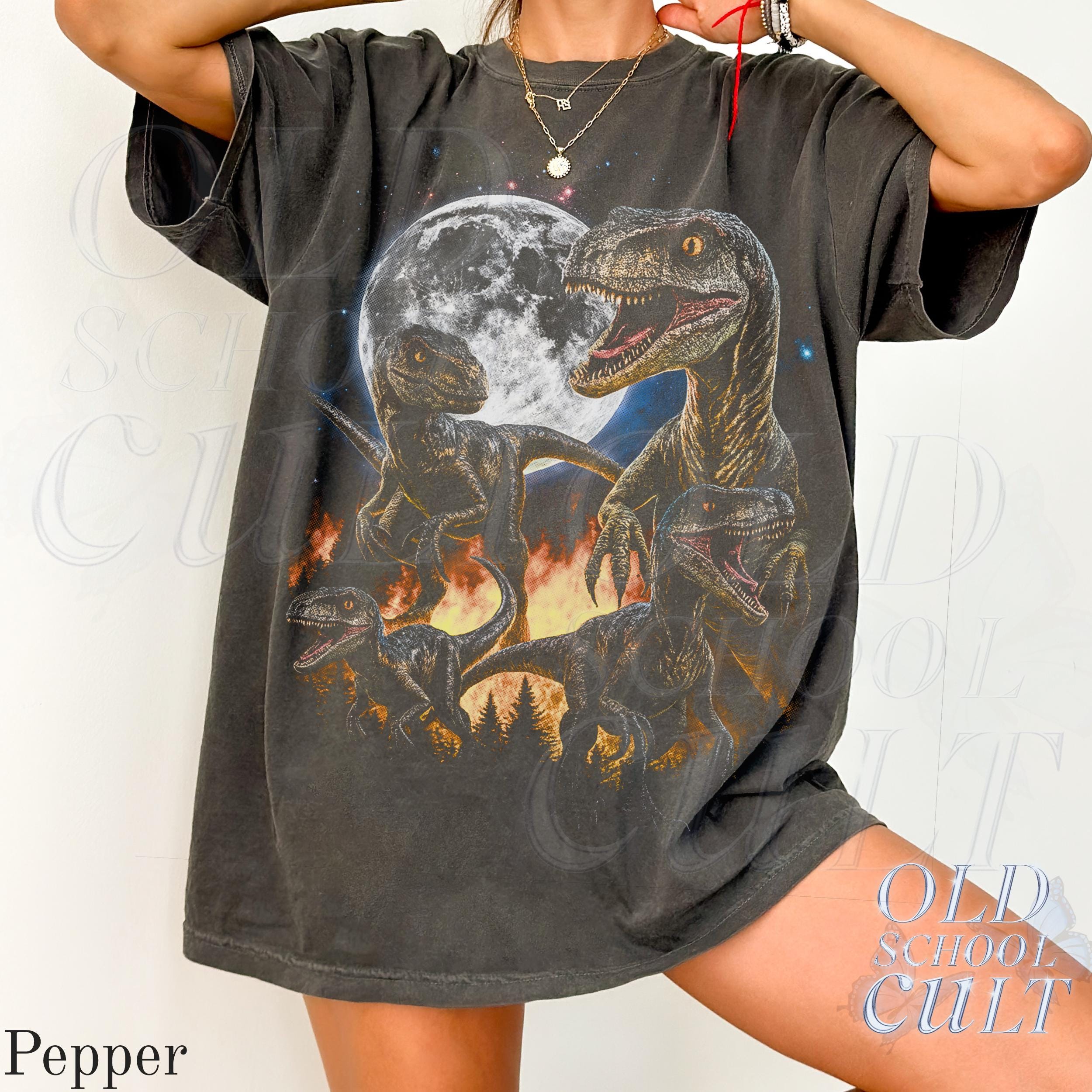 Dinosaurier All Over Print T-Shirt – Buntes Retro Produktbild-Vorschau 5