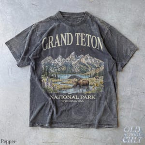 Grand Teton National Park Vintage jaren 90 grafisch T-shirt, retro Comfort Colors® Wyoming Mountain Lake USA nostalgia Moose uniseks T-shirt Pepper