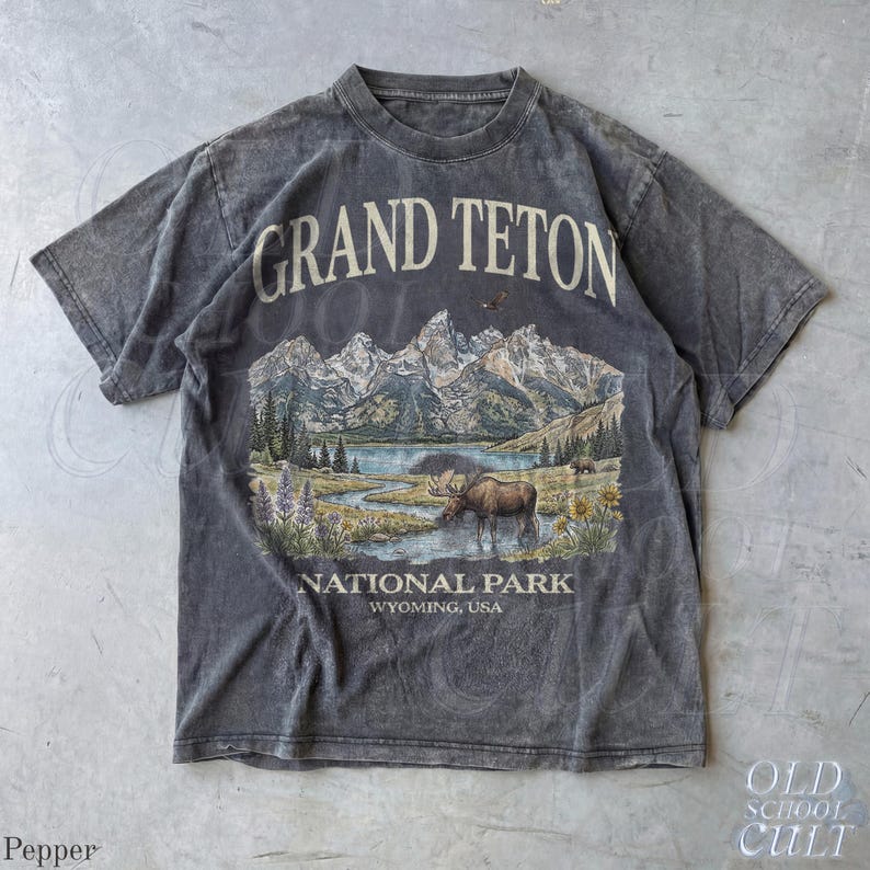 Grand Teton National Park Vintage jaren 90 grafisch T-shirt, retro Comfort Colors® Wyoming Mountain Lake USA nostalgia Moose uniseks T-shirt Pepper