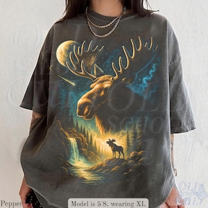 Maglietta grafica Moose Forest Wildlife, maglietta Moonlit Nature, maglietta Comfort Colors® Pepper, maglietta vintage rustica con alce, regalo per gli amanti delle baite all'aperto immagine 3