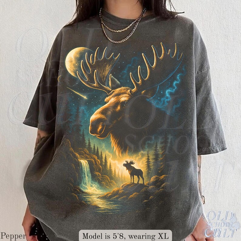 Maglietta grafica Moose Forest Wildlife, maglietta Moonlit Nature, maglietta Comfort Colors® Pepper, maglietta vintage rustica con alce, regalo per gli amanti delle baite all'aperto immagine 3