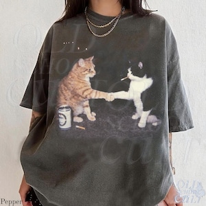 T-shirt graphique chats fumeurs, t-shirt chat vintage poing bosse, chemises Streetwear rétro, haut chaton drôle, t-shirt unisexe surdimensionné avec de la bière fraîche image 4