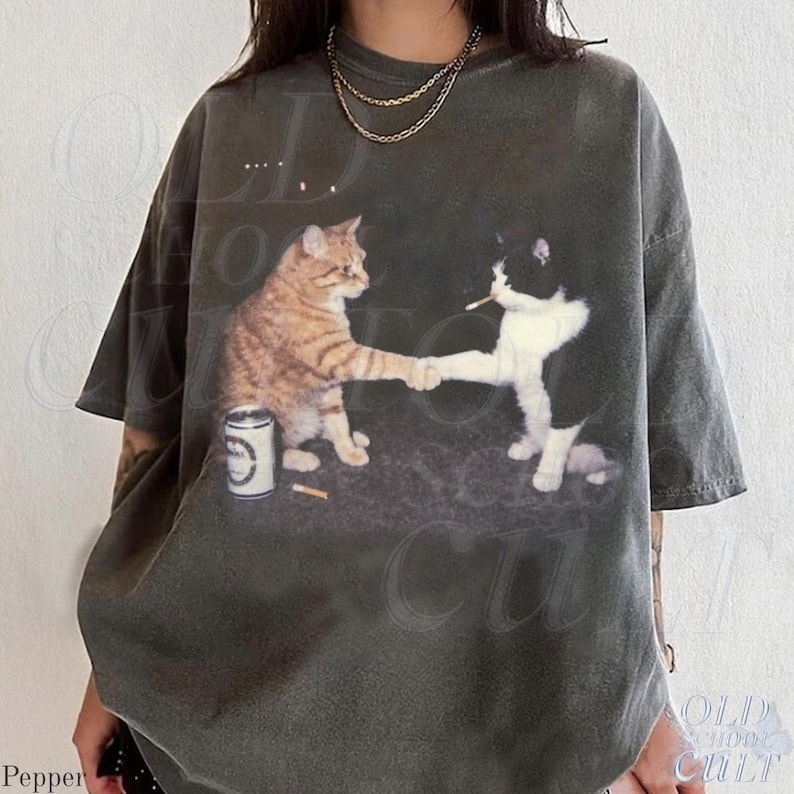 T-shirt graphique chats fumeurs, t-shirt chat vintage poing bosse, chemises Streetwear rétro, haut chaton drôle, t-shirt unisexe surdimensionné avec de la bière fraîche image 4