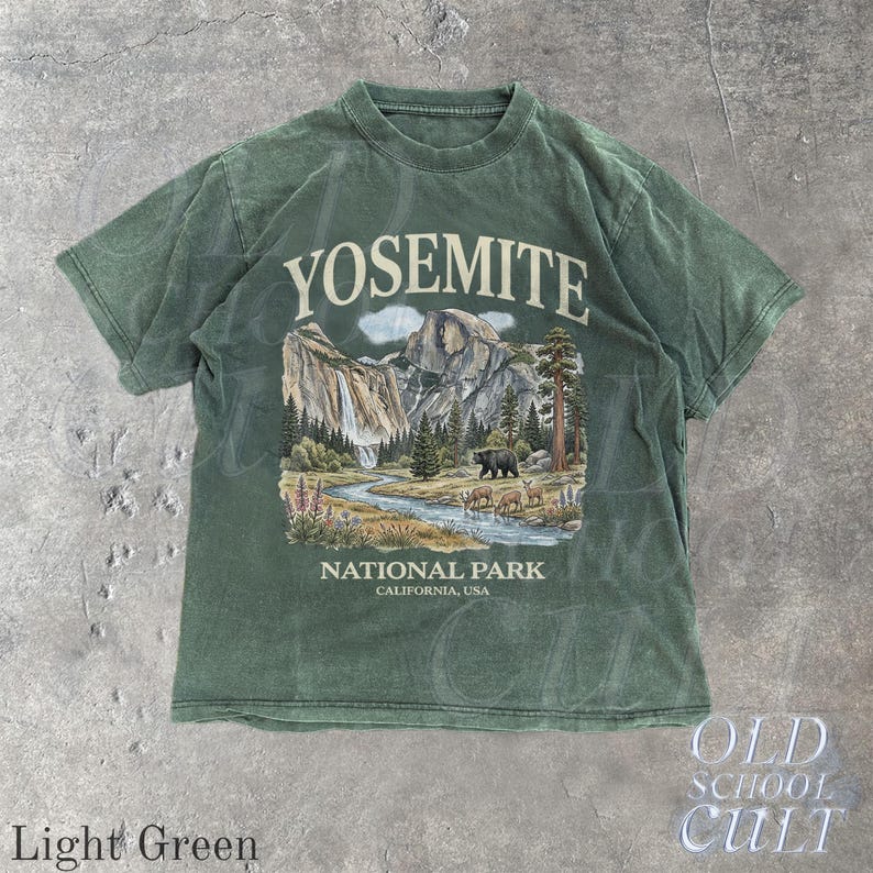 Camiseta vintage com estampa do Parque Nacional de Yosemite dos anos 90, modelo retrô Comfort Colors® com urso da vida selvagem da Califórnia, unissex. Light Green