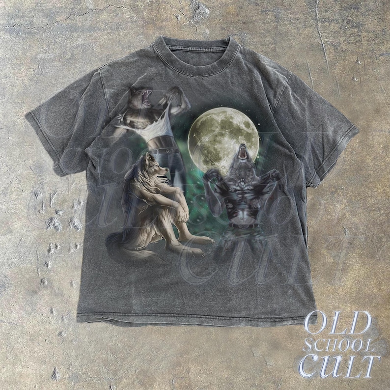 K&ouml;nnte beinhalten: Ein Vintage-T-Shirt in Schwarz mit einem grafischen Druck von drei W&ouml;lfen, die zum Mond heulen. Das Shirt hat einen Used-Look und ist aus einem weichen, bequemen Material gefertigt.