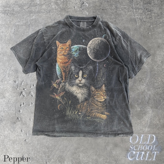 Vintage Cat T-Shirt Galaxy Cosmic Cats Graphic Tee Retro 90s Style Space Animal Shirt Moon Stars Celestial Top Gift for Cat Lovers