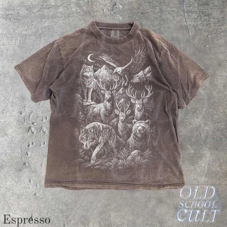 Koszulka z nadrukiem Wildlife Forest Animal, Koszulka z motywem wilka, jelenia, niedźwiedzia, Czarna koszulka Comfort Colors®, Bluzka myśliwska w stylu vintage, Rustykalny prezent na zewnątrz Espresso