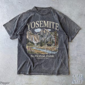 Camiseta vintage com estampa do Parque Nacional de Yosemite dos anos 90, modelo retrô Comfort Colors® com urso da vida selvagem da Califórnia, unissex. Pepper