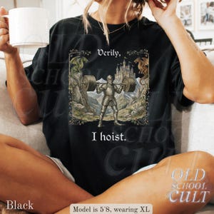 Verily I Hoist Mittelalter Vintage 90er Jahre Grafik-T-Shirt, Retro Comfort Colors® Lustiges Fitnessstudio Fantasy Unisex-Shirt Black