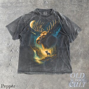 Maglietta grafica Moose Forest Wildlife, maglietta Moonlit Nature, maglietta Comfort Colors® Pepper, maglietta vintage rustica con alce, regalo per gli amanti delle baite all'aperto Pepper