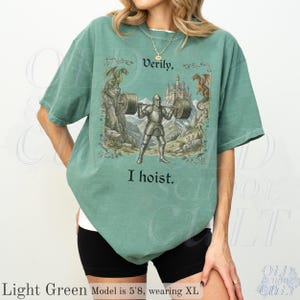Verily I Hoist Mittelalter Vintage 90er Jahre Grafik-T-Shirt, Retro Comfort Colors® Lustiges Fitnessstudio Fantasy Unisex-Shirt Light Green