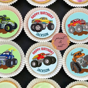 K&ouml;nnte beinhalten: Neun runde essbare Bilder mit Monstertrucks in verschiedenen Farben und Designs. Die Bilder sind mit dem Text "Happy Birthday" und dem Namen "Jackson" bedruckt.