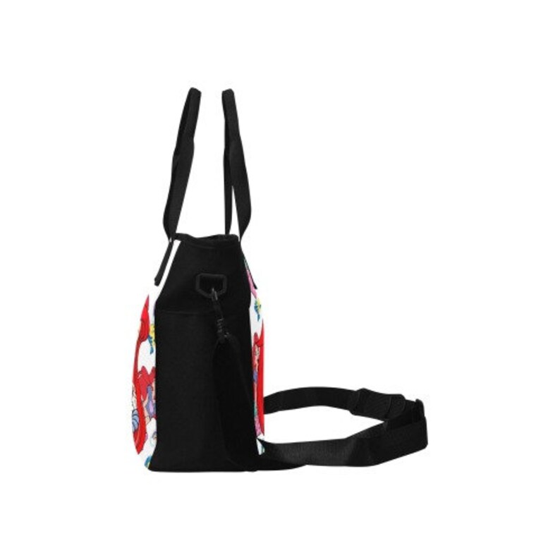Puede incluir: Bolso tote negro con un colorido estampado floral sobre fondo blanco. El bolso tiene asas negras y una correa de hombro negra ajustable. El bolso est&aacute; dise&ntilde;ado para transportar objetos.